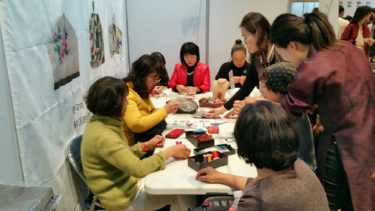 원광디지털대학교(총장 남궁문) 한국복식과학학과는 15일부터 18일까지 서울 코엑스에서 개최되는 '2016 홈테이블데코 페어'에 참가해 규방공예품들을 선보인다고 밝혔다. 부스명은 '소곤이&세라믹 하우스'이며 부스번호는 'C홀 CK102'이다. 원광디지털대 제공